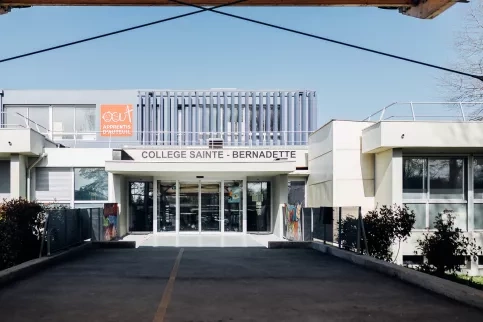 Entrée du collège Sainte-Bernadette à Pau