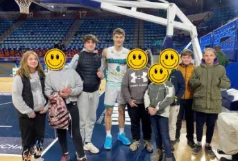 Des élèves du collège Sainte-Bernadette sur un terrain de basket